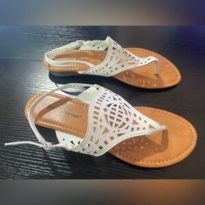 EUC - Pierre Dumas Noemi-2 Women’s White Thong Sandals Size 10M